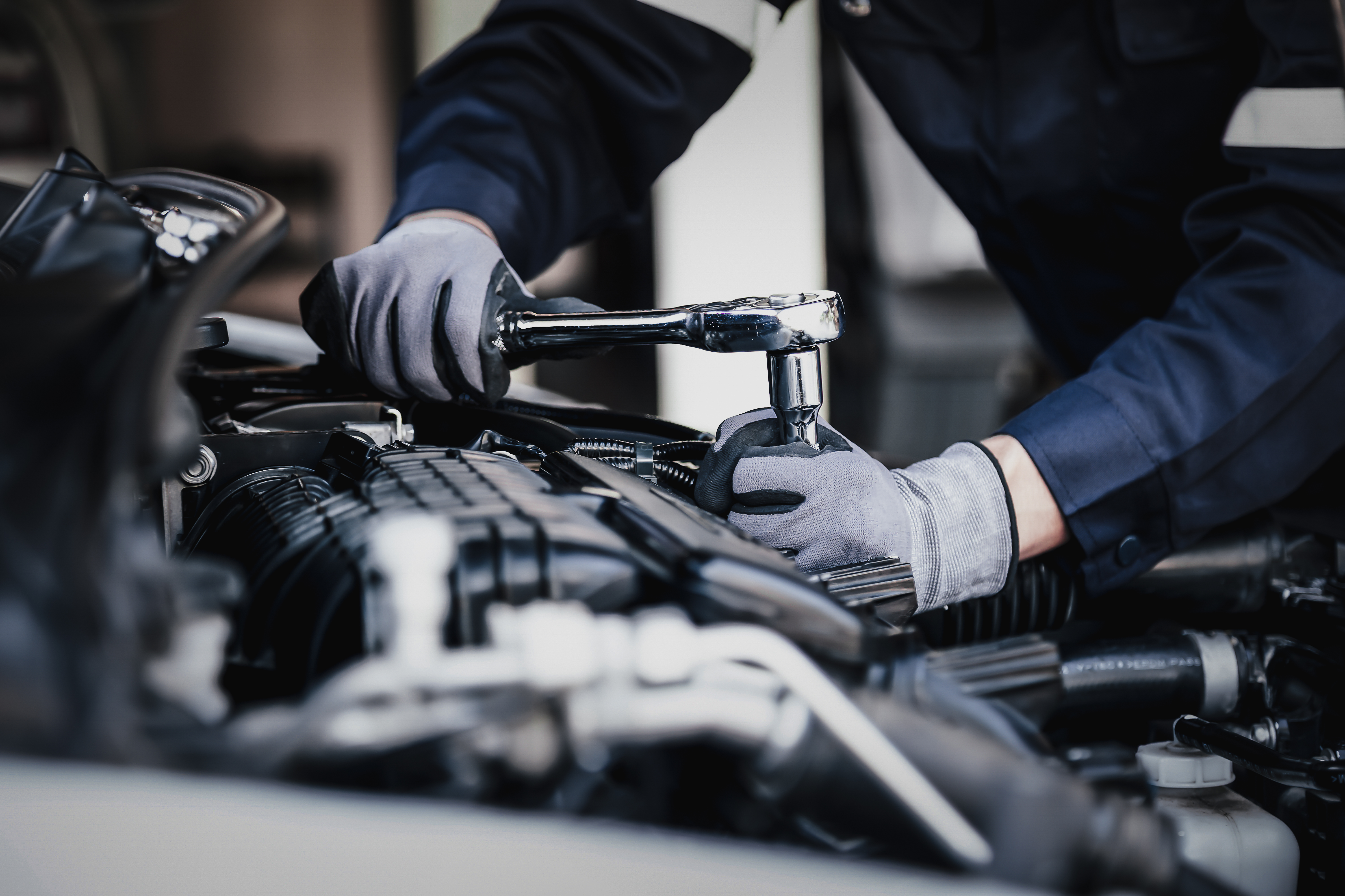 Professioneller Mechaniker arbeitet am Motor